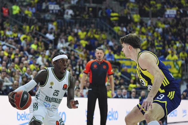 Fenerbahce Beko v Panathinaikos - EuroLeague ISTANBUL, TURKIYE - DECEMBER 16: Tarik Biberovic of Fenerbahce Beko in action against Kendrick Nunn (25) Panathinaikos during the EuroLeague week 16 match between Fenerbahce Beko and Panathinaikos at Ulker Sports and Event Hall in Istanbul, Turkiye on December 16, 2025. Adem Kutucu Anadolu Istanbul Turkey. Editorial use only. Please get in touch for any other usage.  Copyright: x2025xAnadoluxAdemxKutucux