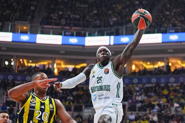 Fenerbahce Beko v Panathinaikos - EuroLeague ISTANBUL, TURKIYE - DECEMBER 16: Devon Hall (20) of Fenerbahce Beko in action against Kendrick Nunn (25) Panathinaikos during the EuroLeague week 16 match between Fenerbahce Beko and Panathinaikos at Ulker Sports and Event Hall in Istanbul, Turkiye on December 16, 2025. Adem Kutucu Anadolu Istanbul Turkey. Editorial use only. Please get in touch for any other usage.  Copyright: x2025xAnadoluxAdemxKutucux