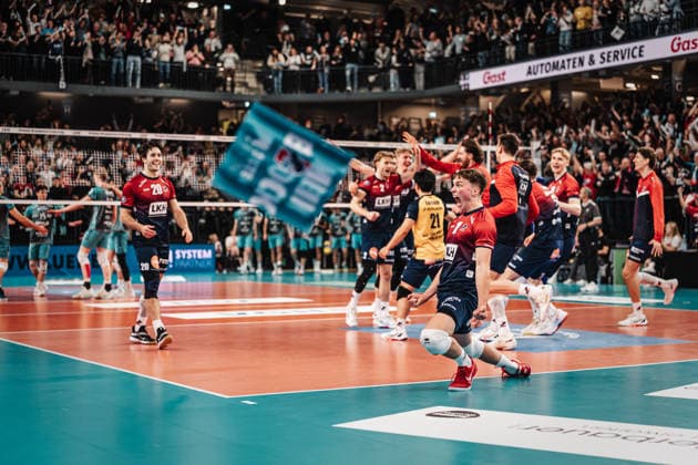 Volleyball Men Season 2025 2026 1 Volleyball Bundesliga Men DVV Cup Semi-Final SVG Lüneburg vs SWD powervolleys Düren 16 12 2025 Lüneburg cheers after the victory and the entry into the zoi DVV Cup Final, in the middle Santeri Välimaa 12, SVG Lüneburg Lüneburg LKH Arena Niedersachsen Germany