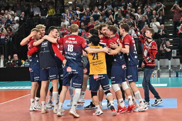 GER 1 VBL, DVV Pokal, SVG Lueneburg vs SWD powervolleys Dueren 16 12 2025, LKH Arena, Lueneburg, GER 1 VBL, DVV Pokal, SVG Lueneburg vs SWD powervolleys Dueren in the picture the Lueneburg team celebrates reaching the final nordphotoxGmbH xWitke nph00002