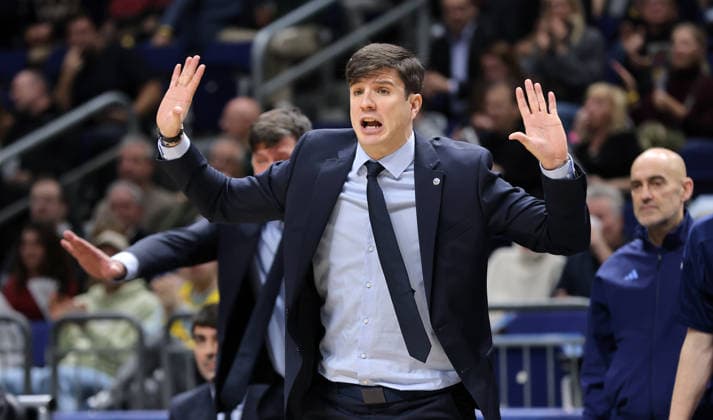 Coach Pedro Calles pointing, gesturing upper body action Sport Basketball Champions League CL Men Season 2025 2026 16 12 2025 ALBA Berlin vs BC Sabah Baku