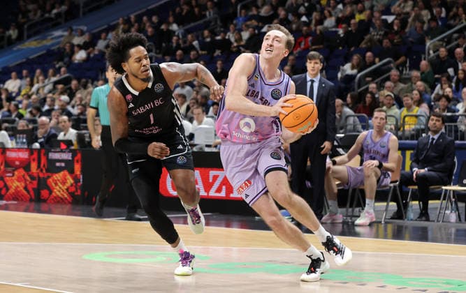 Justin Tillman, Moses Wood on the ball duel Match scene Action Sport Basketball Champions League CL Men Season 2025 2026 16 12 2025 ALBA Berlin vs BC Sabah Baku