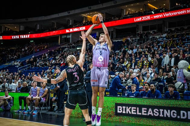 Basketball Berlin 16 12 2025 Season 2025 2026 Basketball Champions League BCL Alba Berlin Sabah BC Baku Sam Griesel Alba Berlin, No 05 Hassani Gravett Sabah, No 03