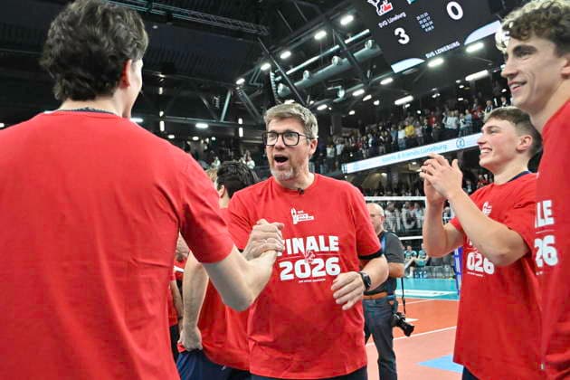 GER 1 VBL, DVV Pokal, SVG Lueneburg vs SWD powervolleys Dueren 16 12 2025, LKH Arena, Lueneburg, GER 1 VBL, DVV Pokal, SVG Lueneburg vs SWD powervolleys Dueren in the picture the Lueneburg team cheers with coachStefan Huebner Hübner Lueneburg about the entry into the final nordphotoxGmbH xWitke nph00002