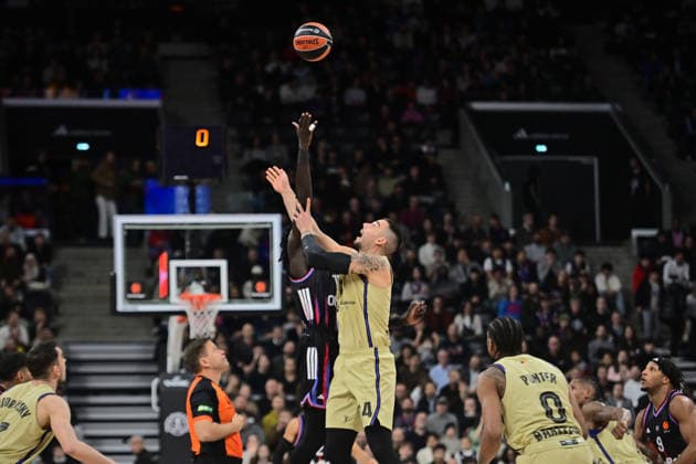 BASKET : Paris Basket vs FC Barcelona, Barca - Euroleague - 16 12 2025 MOUHAMED FAYE ( 15 - Paris Basket ) and WILLY HERNANGOMEZ ( 14 - Barcelona ) during the Euroleague match between Paris Basketball and FC Barcelona at Adidas Arena on December 16, 2025 in Paris, France. ( Photo by Federico Pestellini PSNewz ) - ParisFrance  Copyright: xFedericoxPestellinix
