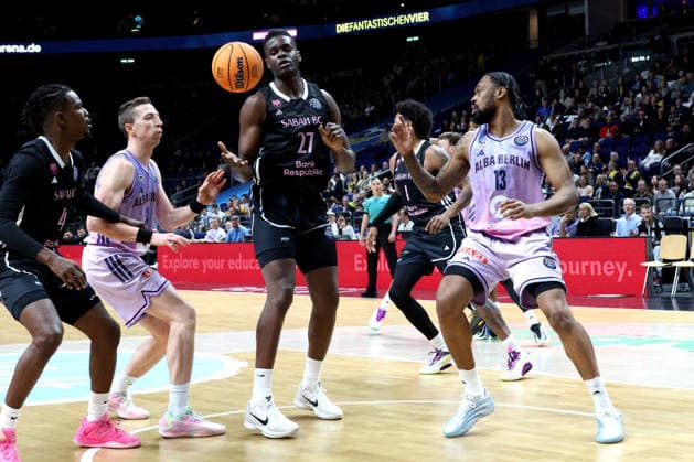 DEU, Basketball Champions League BCL , ALBA vs BC Sabah, 16 12 2025, Uber Arena, Berlin, DEU, Basketball Champions League BCL , ALBA vs BC Sabah, pictured Justin Bean ALBA Berlin 34 , J Wan Roberts ALBA Berlin 13 , Gerry Blakes Sabah BC Bak 4 , Jean Marc Pansa Sabah BC Bak 27 , Justin Tillman Sabah BC Bak 1 nordphotoxGmbHx xEngler nph00076