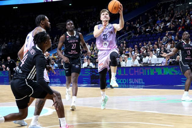 DEU, Basketball Champions League BCL , ALBA vs BC Sabah, 16 12 2025, Uber Arena, Berlin, DEU, Basketball Champions League BCL , ALBA vs BC Sabah, pictured Bennet Hundt ALBA Berlin 33 , Jean Marc Pansa Sabah BC Bak 27 nordphotoxGmbHx xEngler nph00076