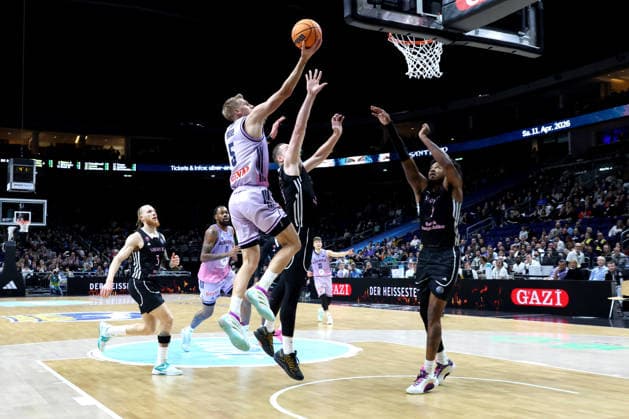 DEU, Basketball Champions League BCL , ALBA vs BC Sabah, 16 12 2025, Uber Arena, Berlin, DEU, Basketball Champions League BCL , ALBA vs BC Sabah, pictured Sam Griesel ALBA Berlin 5 , Klaevs avars Sabah BC Bak 15 , Justin Tillman Sabah BC Bak 1 nordphotoxGmbHx xEngler nph00076