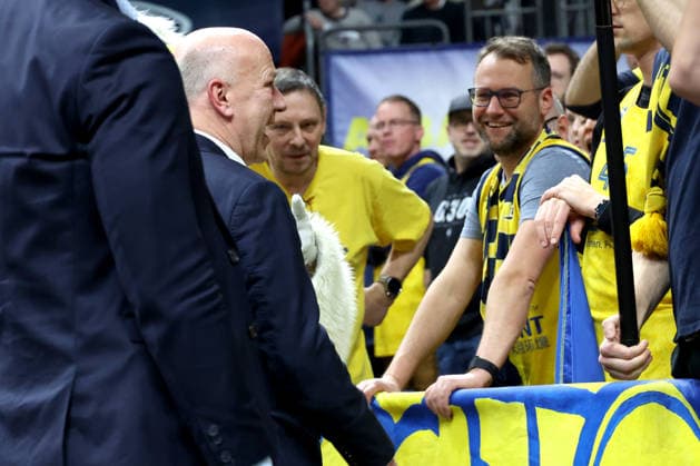 DEU, Basketball Champions League BCL , ALBA vs BC Sabah, 16 12 2025, Uber Arena, Berlin, DEU, Basketball Champions League BCL , ALBA vs BC Sabah, in the picture Kai Wegner with the ALBA fans, Fans nordphotoxGmbHx xEngler nph00076