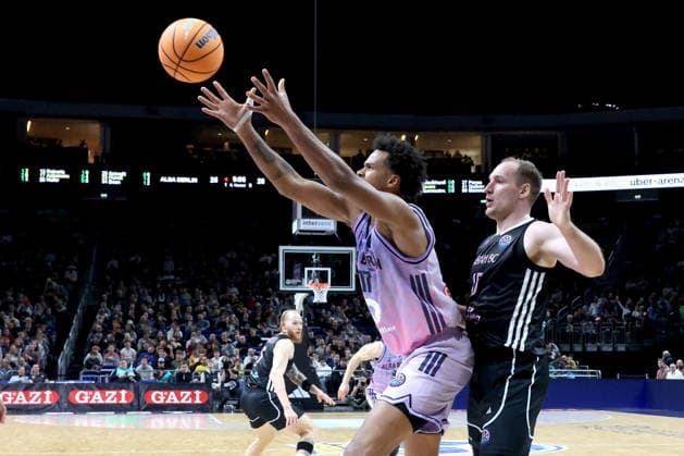 DEU, Basketball Champions League BCL , ALBA vs BC Sabah, 16 12 2025, Uber Arena, Berlin, DEU, Basketball Champions League BCL , ALBA vs BC Sabah, in the picture Norris Agbakoko ALBA Berlin 17 , äKlaevs avars Sabah BC Bak 15 nordphotoxGmbHx xEngler nph00076