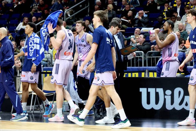 DEU, Basketball Champions League BCL , ALBA vs BC Sabah, 16 12 2025, Uber Arena, Berlin, DEU, Basketball Champions League BCL , ALBA vs BC Sabah, in the picture CHIEF TRAINER Pedro Calles ALBA Berlin , ALBA players circle nordphotoxGmbHx xEngler nph00076