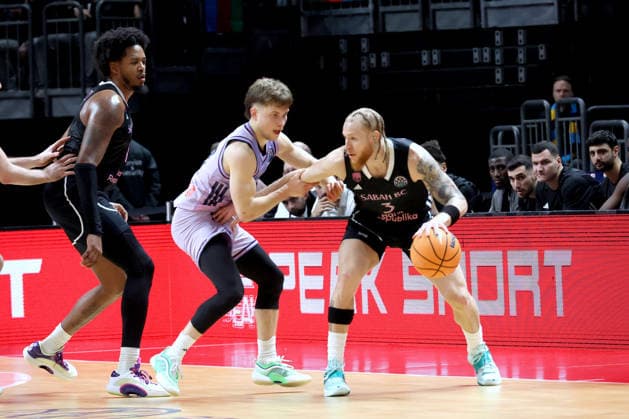 DEU, Basketball Champions League BCL , ALBA vs BC Sabah, 16 12 2025, Uber Arena, Berlin, DEU, Basketball Champions League BCL , ALBA vs BC Sabah, pictured Bennet Hundt ALBA Berlin 33 , Gerry Blakes Sabah BC Bak 4 , Hassani Gravett Sabah BC Bak 3 nordphotoxGmbHx xEngler nph00076