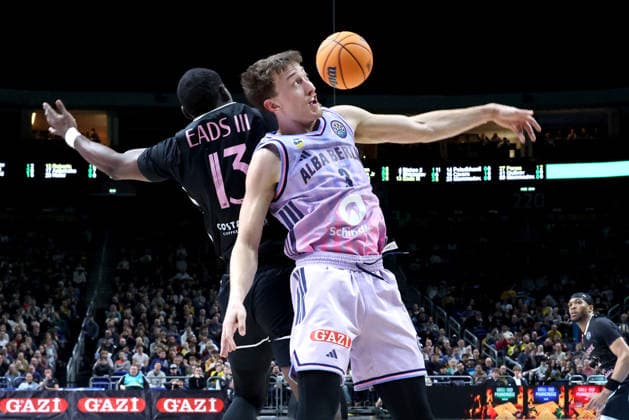 DEU, Basketball Champions League BCL , ALBA vs BC Sabah, 16 12 2025, Uber Arena, Berlin, DEU, Basketball Champions League BCL , ALBA vs BC Sabah, pictured Alex OÕConnell ALBA Berlin 3 , James Eads Sabah BC Bak 13 nordphotoxGmbHx xEngler nph00076