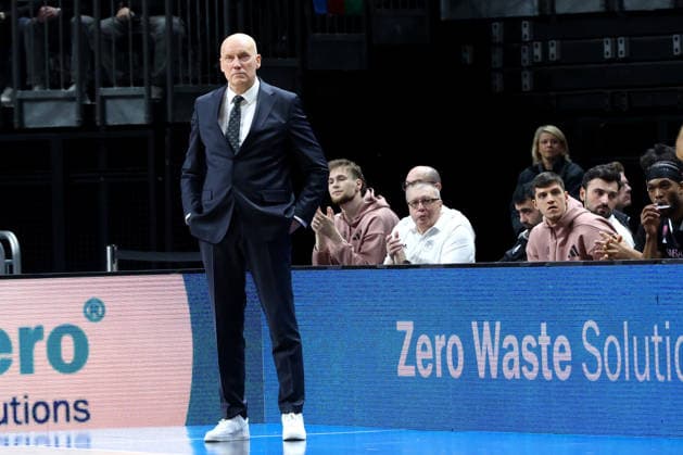 DEU, Basketball Champions League BCL , ALBA vs BC Sabah, 16 12 2025, Uber Arena, Berlin, DEU, Basketball Champions League BCL , ALBA vs BC Sabah, in the picture Headcoach Rimas Kurtinaitis Sabah BC Baku , Sabah BC Baku players bench nordphotoxGmbHx xEngler nph00076