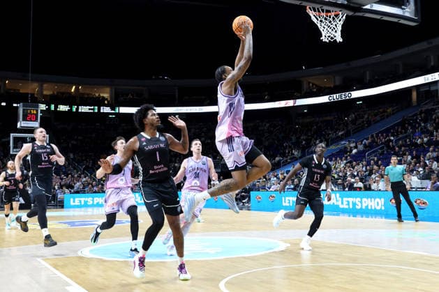 DEU, Basketball Champions League BCL , ALBA vs BC Sabah, 16 12 2025, Uber Arena, Berlin, DEU, Basketball Champions League BCL , ALBA vs BC Sabah, pictured J Wan Roberts ALBA Berlin 13 , Justin Tillman Sabah BC Bak 1 nordphotoxGmbHx xEngler nph00076