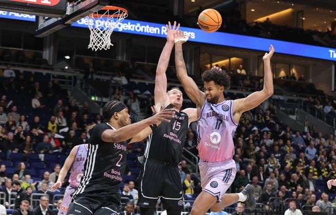 Keith Jordan, Klavs Cavars, Norris Agbakoko duel Match scene Action Sport Basketball Champions League CL Men Season 2025 2026 16 12 2025 ALBA Berlin vs BC Sabah Baku