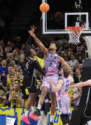 Gerry Blakes, Norris Agbakoko duel Match scene Action Sport Basketball Champions League CL Men Season 2025 2026 16 12 2025 ALBA Berlin vs BC Sabah Baku