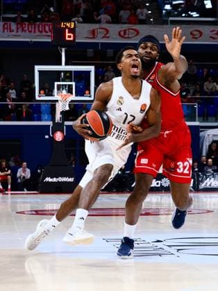 Theo Maledon (Real Madrid) &amp; Josh Nebo (EA7 Emporio Armani Olimpia Milano) during EA7 Emporio Armani Milano vs Real Madrid, Basketball Euroleague match in Assago (MI), Italy, December 16 2025  Copyright: xSavinoxPaolella IPAxSportx xipa-agency.netx xx IPA_69223708 IPA_Agency_IPA69223708