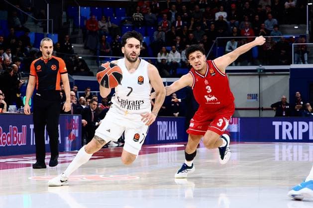 BASKET - Euroleague - EA7 Emporio Armani Milano vs Real Madrid Facundo Campazzo (Real Madrid) & Quinn Ellis (EA7 Emporio Armani Olimpia Milano) during EA7 Emporio Armani Milano vs Real Madrid, Basketball Euroleague match in Assago (MI), Italy, December 16 2025 Assago (MI) Italy  Copyright: xIPAxSport ABACAx