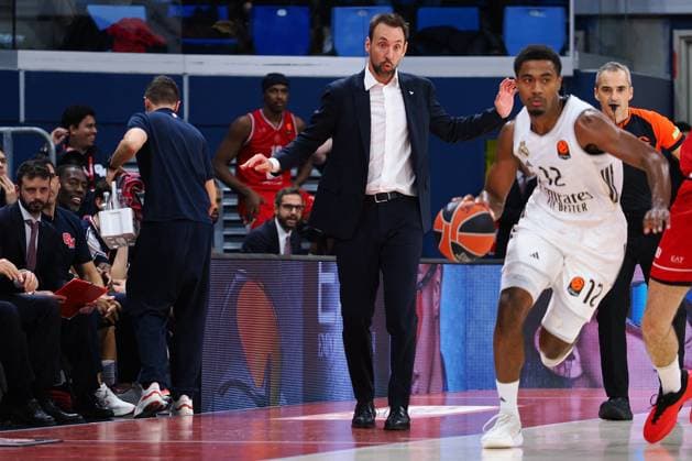 BASKET - Euroleague - EA7 Emporio Armani Milano vs Real Madrid Peppe Poeta, head coach EA7 Emporio Armani Olimpia Milano during EA7 Emporio Armani Milano vs Real Madrid, Basketball Euroleague match in Assago (MI), Italy, December 16 2025 Assago (MI) Italy  Copyright: xIPAxSport ABACAx
