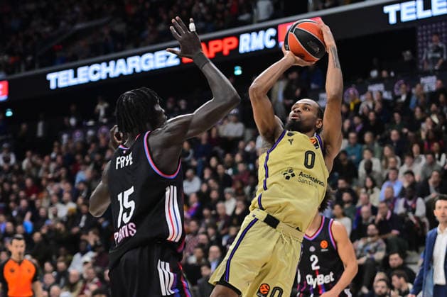 BASKET : Paris Basket vs FC Barcelona, Barca - Euroleague - 16 12 2025 KEVIN PUNTER ( 0 - Barcelona ) and MOUHAMED FAYE ( 15 - Paris Basket ) during the Euroleague match between Paris Basketball and FC Barcelona at Adidas Arena on December 16, 2025 in Paris, France. ( Photo by Federico Pestellini PSNewz ) - ParisFrance  Copyright: xFedericoxPestellinix