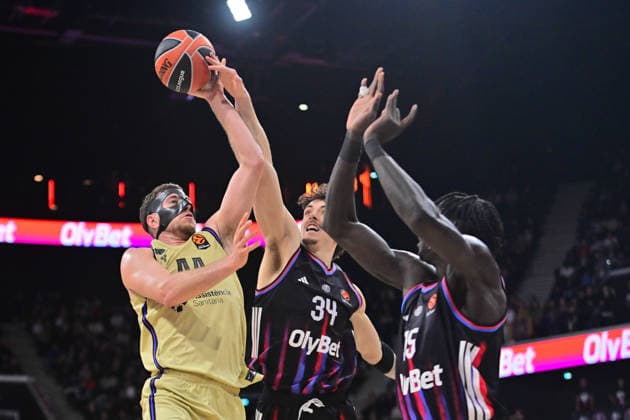 BASKET : Paris Basket vs FC Barcelona, Barca - Euroleague - 16 12 2025 JOEL PARRA ( 44 - Barcelona ) , DAULTON HOMMES ( 34 - Paris Basket ) and MOUHAMED FAYE ( 15 - Paris Basket ) during the Euroleague match between Paris Basketball and FC Barcelona at Adidas Arena on December 16, 2025 in Paris, France. ( Photo by Federico Pestellini PSNewz ) - ParisFrance  Copyright: xFedericoxPestellinix
