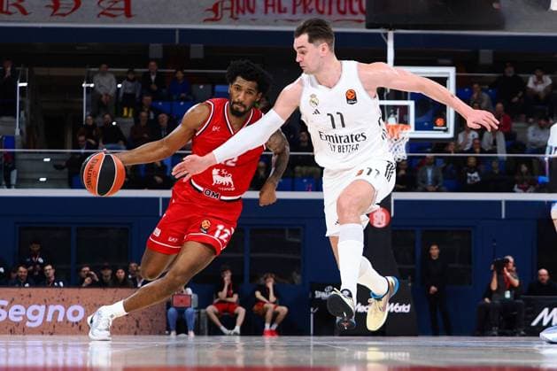 BASKET - Euroleague - EA7 Emporio Armani Milano vs Real Madrid Armoni Brooks (EA7 Emporio Armani Olimpia Milano) & Mario Hezonja (Real Madrid) during EA7 Emporio Armani Milano vs Real Madrid, Basketball Euroleague match in Assago (MI), Italy, December 16 2025 Assago (MI) Italy  Copyright: xIPAxSport ABACAx