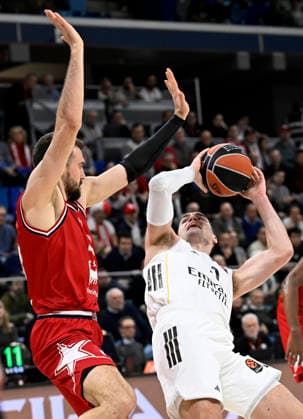 December 16, 2025, Milano: Real Madrid™s Mario Hezonja (R) goes for the basket against EA7 Emporio Armani Milan™s Marko Guduric during the Euroleague basketball match between EA7 Emporio Armani and Real Madrid in Milan; Italy; 16 Decembre 2025. DANIEL DAL ZENNARO. Basket: EA7 Milano Bene In Eurolega, Batte Il Real Madrid 89-82  - ZUMAa110 20251216_zaf_a110_017 Copyright: xDanielxDalxZennarox