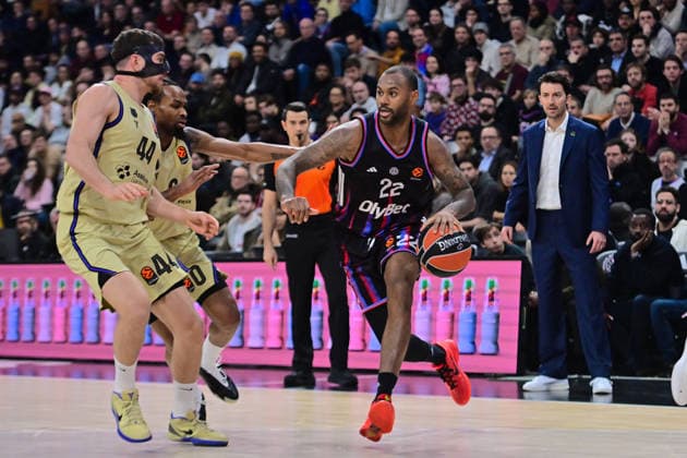 BASKET : Paris Basket vs FC Barcelona, Barca - Euroleague - 16 12 2025 JOEL PARRA ( 44 - Barcelona ) and AMATH M BAYE ( 22 - Paris Basket ) during the Euroleague match between Paris Basketball and FC Barcelona at Adidas Arena on December 16, 2025 in Paris, France. ( Photo by Federico Pestellini PSNewz ) - ParisFrance  Copyright: xFedericoxPestellinix