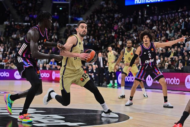 BASKET : Paris Basket vs FC Barcelona, Barca - Euroleague - 16 12 2025 MOUHAMED FAYE ( 15 - Paris Basket ) , TOMAS SATORANSKY ( 13 - Barcelona ) and Nadir Hifi ( 2 - Paris Basket ) during the Euroleague match between Paris Basketball and FC Barcelona at Adidas Arena on December 16, 2025 in Paris, France. ( Photo by Federico Pestellini PSNewz ) - ParisFrance  Copyright: xFedericoxPestellinix