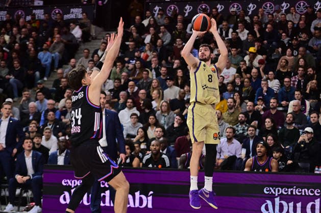 BASKET : Paris Basket vs FC Barcelona, Barca - Euroleague - 16 12 2025 DAULTON HOMMES ( 34 - Paris Basket ) and DARIO BRIZUELA ( 8 - Barcelona ) during the Euroleague match between Paris Basketball and FC Barcelona at Adidas Arena on December 16, 2025 in Paris, France. ( Photo by Federico Pestellini PSNewz ) - ParisFrance  Copyright: xFedericoxPestellinix