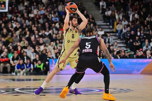 BASKET : Paris Basket vs FC Barcelona, Barca - Euroleague - 16 12 2025 DARIO BRIZUELA ( 8 - Barcelona ) and JUSTIN ROBINSON ( 5 - Paris Basket ) during the Euroleague match between Paris Basketball and FC Barcelona at Adidas Arena on December 16, 2025 in Paris, France. ( Photo by Federico Pestellini PSNewz ) - ParisFrance  Copyright: xFedericoxPestellinix