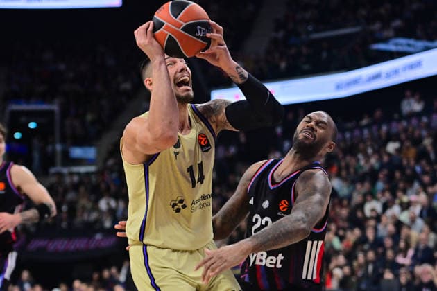 BASKET : Paris Basket vs FC Barcelona, Barca - Euroleague - 16 12 2025 WILLY HERNANGOMEZ ( 14 - Barcelona ) and AMATH M BAYE ( 22 - Paris Basket ) during the Euroleague match between Paris Basketball and FC Barcelona at Adidas Arena on December 16, 2025 in Paris, France. ( Photo by Federico Pestellini PSNewz ) - ParisFrance  Copyright: xFedericoxPestellinix