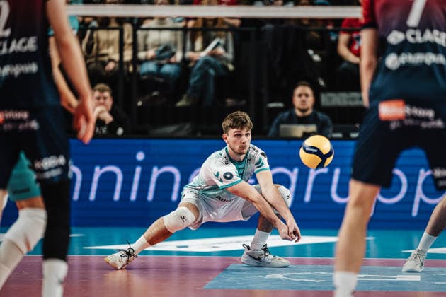Volleyball Men Season 2025 2026 1 Volleyball Bundesliga Men DVV Cup Semi-Final SVG Lüneburg vs SWD powervolleys Düren 16 12 2025 Troy Gooch 6, SWD powervolleys Düren takes the ball Lüneburg LKH Arena Niedersachsen Germany