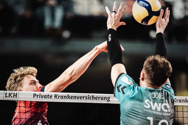 Volleyball Men Season 2025 2026 1 Volleyball Bundesliga Men DVV Pokal Semifinal SVG Lüneburg vs SWD powervolleys Düren 16 12 2025 f l Axel Valentin Enlund 17, SVG Lüneburg vs Ryan Poole 19, SWD powervolleys Düren Lüneburg LKH Arena Niedersachsen Germany