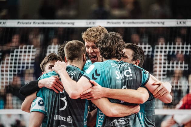 Volleyball Men Season 2025 2026 1 Volleyball Bundesliga Men DVV Pokal Semifinal SVG Lüneburg vs SWD powervolleys Düren 16 12 2025 Düren cheers, in the middle Siebe Korenblek 12, SWD powervolleys Düren Lüneburg LKH Arena Niedersachsen Germany