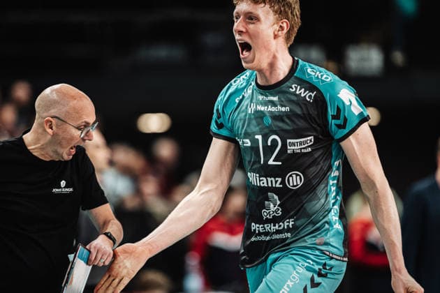 Volleyball Men Season 2025 2026 1 Volleyball Bundesliga Men DVV Pokal Semi-Final SVG Lüneburg vs SWD powervolleys Düren 16 12 2025 Cheering f l Coach Christophe Achten SWD powervolleys Düren and Siebe Korenblek 12, SWD powervolleys Düren Lüneburg LKH Arena Niedersachsen Germany