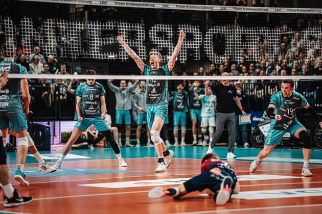 Volleyball Men Season 2025 2026 1 Volleyball Bundesliga Men DVV Cup Semifinal SVG Lüneburg vs SWD powervolleys Düren 16 12 2025 Düren cheers, in the middle Siebe Korenblek 12, SWD powervolleys Düren Lüneburg LKH Arena Niedersachsen Germany