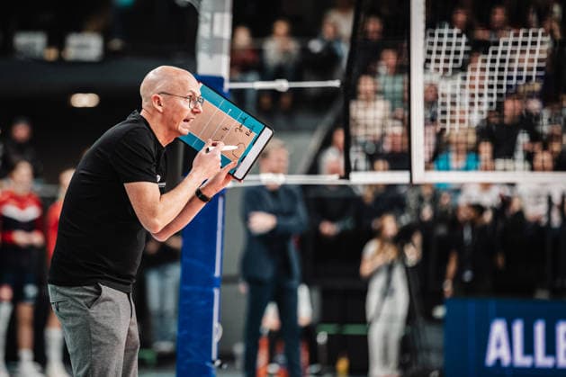 Volleyball Men Season 2025 2026 1 Volleyball Bundesliga Men DVV Pokal Semifinal SVG Lüneburg vs SWD powervolleys Düren 16 12 2025 Coach Christophe Achten SWD powervolleys Düren gives instructions Lüneburg LKH Arena Niedersachsen Germany