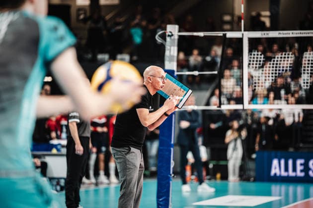 Volleyball Men Season 2025 2026 1 Volleyball Bundesliga Men DVV Pokal Semifinal SVG Lüneburg vs SWD powervolleys Düren 16 12 2025 Coach Christophe Achten SWD powervolleys Düren gives instructions Lüneburg LKH Arena Niedersachsen Germany