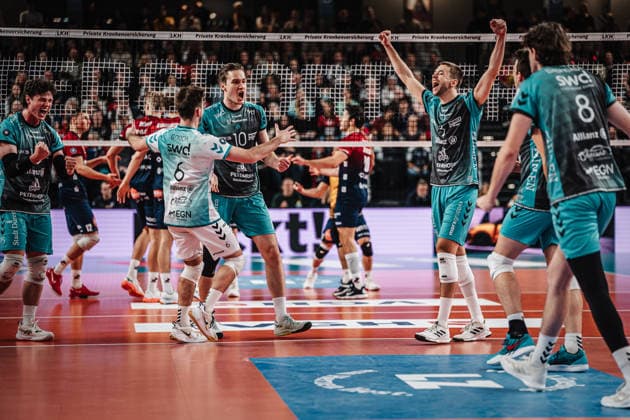 Volleyball Men Season 2025 2026 1 Volleyball Bundesliga Men DVV Cup Semi-Final SVG Lüneburg vs SWD powervolleys Düren 16 12 2025 Jubel Düren v l Zac Hutcheson 15, SWD powervolleys Düren , Troy Gooch 6, SWD powervolleys Düren , Petteri Tyynismaa 10, SWD powervolleys Düren , Joris Berkhout 3, SWD powervolleys Düren Lüneburg LKH Arena Niedersachsen Germany