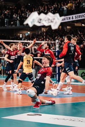 Volleyball Men Season 2025 2026 1 Volleyball Bundesliga Men DVV Cup Semi-Final SVG Lüneburg vs SWD powervolleys Düren 16 12 2025 Lüneburg cheers after the victory and the entry into the zoi DVV Cup Final, in the middle Santeri Välimaa 12, SVG Lüneburg Lüneburg LKH Arena Niedersachsen Germany