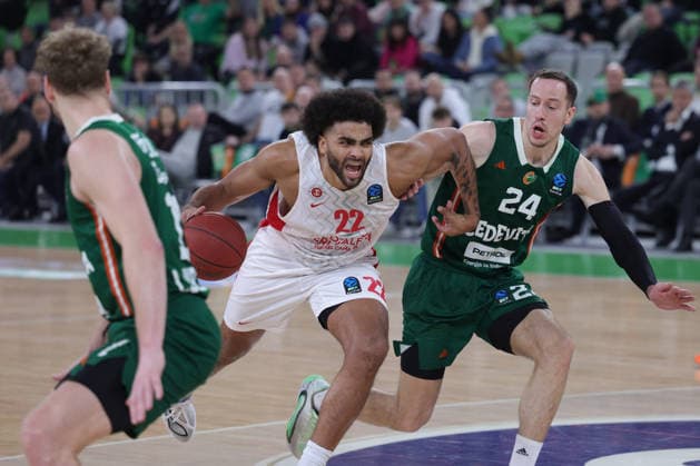 (251217) -- LJUBLJANA, Dec. 17, 2025 -- Anthony Lamb (C) of Hapoel Midtown Jerusalem competes during the BKT EuroCup 2025 26 11th round basketball match between Cedevita Olimpija Ljubljana and Hapoel Midtown Jerusalem in Ljubljana, Slovenia, on Dec. 16, 2025. (Photo by Xinhua) (SP) SLOVENIA-LJUBLJANA-BASKETBALL-BKT EUROCUP-CEDEVITA OLIMPIJA LJUBLJANA VS HAPOEL VIDTOWN JERUSALEM ZeljkoxStevanic 