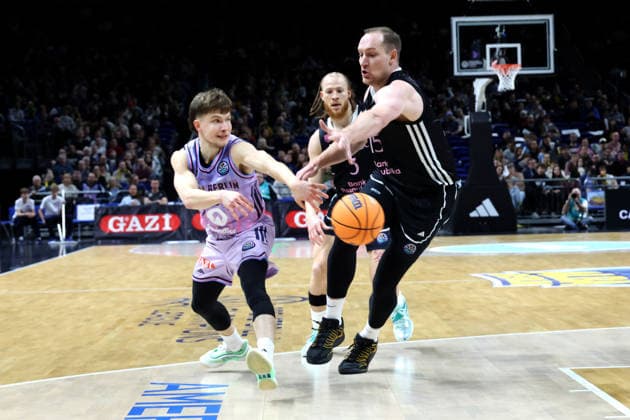 DEU, Basketball Champions League BCL , ALBA vs BC Sabah, 16 12 2025, Uber Arena, Berlin, DEU, Basketball Champions League BCL , ALBA vs BC Sabah, pictured Bennet Hundt ALBA Berlin 33 , Klaevs Cavars Sabah BC Bak 15 nordphotoxGmbHx xEngler nph00076
