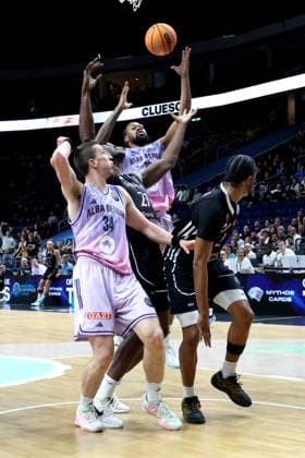 DEU, Basketball Champions League BCL , ALBA vs BC Sabah, 16 12 2025, Uber Arena, Berlin, DEU, Basketball Champions League BCL , ALBA vs BC Sabah, pictured J Wan Roberts ALBA Berlin 13 , Justin Bean ALBA Berlin 34 , Keith Jordan Sabah BC Bak 2 nordphotoxGmbHx xEngler nph00076