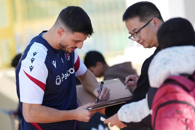 Bologna™s Riccardo Orsolini arrives at the training session at Riyadh , Saudi Arabia - EA Sports FC italian Supercup 2025 2026 Soccer - Wednesday, December 17 , 2025  Copyright: xSpada LaPressex