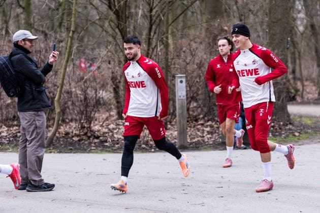 Training 1. FC Köln; 17.12.2025 Jusuf Gazibegovic (1. FC Köln, 25), Said El Mala (1. FC Köln, 13) auf dem Weg zum nicht-öffentlichen Training Training 1. FC Köln; Geissbockheim, 17.12.2025 *** Training 1 FC Köln 17 12 2025 Jusuf Gazibegovic 1 FC Köln, 25 , Said El Mala 1 FC Köln, 13 on the way to the non-public training session 1 FC Köln Geissbockheim, 17 12 2025 Copyright: xBEAUTIFULxSPORTS Wunderlx