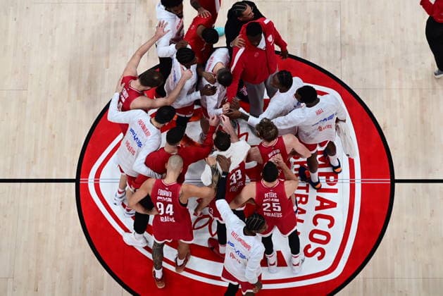EuroLeague Basketball, Olympiacos Piraeus vs Valencia Basket - Players of Olympiacos Piraeus celebrate during the Euroleague regular season basketball match between Olympiacos Piraeus and Valencia Basket held at Peace and Friendship Stadium in Piraeus, Grecee, 16 December 2025. PIRAEUS Greece Copyright: xOnexInchxProductionsx 6783113