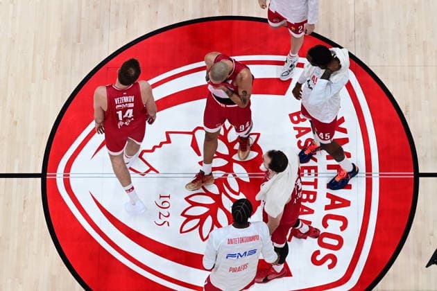 EuroLeague Basketball, Olympiacos Piraeus vs Valencia Basket - Players of Olympiacos Piraeus celebrate during the Euroleague regular season basketball match between Olympiacos Piraeus and Valencia Basket held at Peace and Friendship Stadium in Piraeus, Grecee, 16 December 2025. PIRAEUS Greece Copyright: xOnexInchxProductionsx 6783119