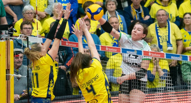 17 12 2025, Volleyball, Women, VBL, 1 VBL, 1 Volleyball Bundesliga, Season 2025 26, 9 Matchday, SSC Palmberg Schwerin USC Münster, Anne Hölzig SSC Palmberg Schwerin, left and Marije ten Brinke SSC Palmberg Schwerin, center against Brianna Ford USC Münster, right Schwerin Palmberg Arena Mecklenburg Vorpommern Germany